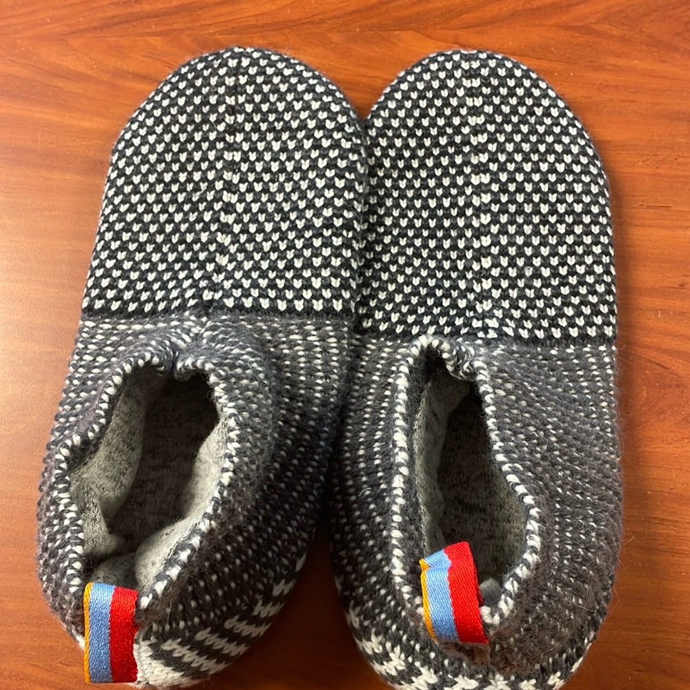 Adult Bombas Gripper Slipper Bootie size s adult /women sherpa lined